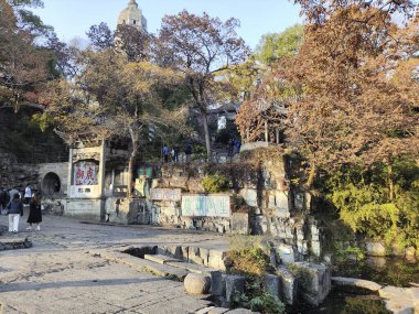 Suzhou, Çin - 5 Aralık 2023: Tiger Hill 'deki sahne veya Çin' in Suzhou kentindeki Huqiu. Burası doğal çevresi ve tarihi yerleriyle tanınan bir turizm beldesi.