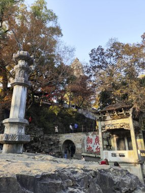 Suzhou, Çin - 5 Aralık 2023: Tiger Hill 'deki sahne veya Çin' in Suzhou kentindeki Huqiu. Burası doğal çevresi ve tarihi yerleriyle tanınan bir turizm beldesi.