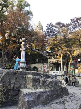 Suzhou, Çin - 5 Aralık 2023: Tiger Hill 'deki sahne veya Çin' in Suzhou kentindeki Huqiu. Burası doğal çevresi ve tarihi yerleriyle tanınan bir turizm beldesi.