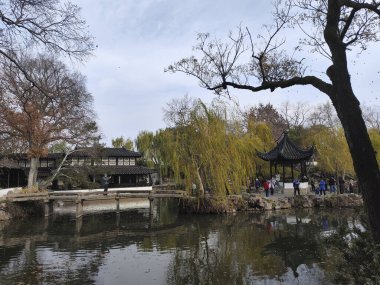 Suzhou, Çin - 6 Aralık 2023: Çin 'in Suzhou kentindeki mütevazı Yöneticinin Bahçesi. Çin 'in en iyilerinden biri, UNESCO' nun dünya mirasının en önemli parçası.