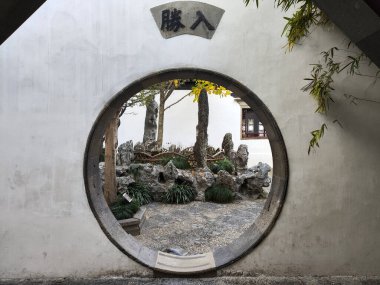 Suzhou, Çin - 7 Aralık 2023: Çin 'deki Lion Grove Garden içindeki eski mimari. Diğer klasik Suzhou bahçeleri UNESCO olarak tanınır.