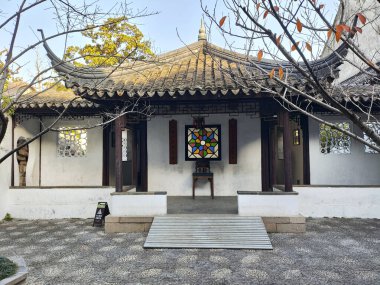 Suzhou, Çin - 7 Aralık 2023: Çin 'deki Lion Grove Garden içindeki eski mimari. Diğer klasik Suzhou bahçeleri UNESCO olarak tanınır.