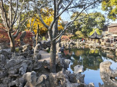 Suzhou, Çin - 7 Aralık 2023: Çin 'deki Lion Grove Garden' ın içindeki güzel kayalar. Diğer klasik Suzhou bahçeleri UNESCO olarak tanınır.