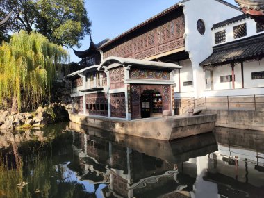 Suzhou, Çin - 7 Aralık 2023: Çin 'deki Lion Grove Garden içindeki eski mimari. Diğer klasik Suzhou bahçeleri UNESCO olarak tanınır.