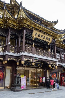 Şangay, Çin - 4 Aralık 2023: Şangay Laomiao Gold Yinlou, Eski Tapınağın Altın ve Gümüş Binası Yuyuan Bahçesi 'ndeki Jiuqu Köprüsü' nün yanında yer almaktadır..