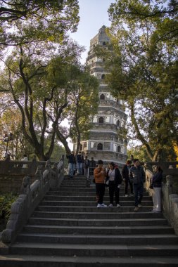 Suzhou, Çin - 5 Aralık 2023: İnsanlar Çin 'in Suzhou kentindeki Tiger Hill Scenic Spot' u ziyaret ediyor. Dalgalanan Deniz Tepesi olarak da bilinen Tiger Hill, yaklaşık 3.5 dönüm araziyi kaplayan büyük bir tepe.