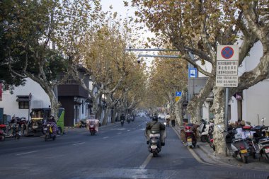 Suzhou, Çin - 6 Aralık 2023: Sonbahar sezonu sırasındaki Suzhou Caddesi manzarası. Suzhou, Jiangsu ilinin güneydoğu kıyısında yer alan büyük bir şehirdir.