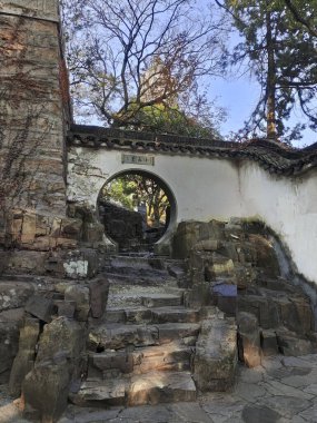 Suzhou, Çin - 5 Aralık 2023: Tiger Hill 'deki sahne veya Çin' in Suzhou kentindeki Huqiu. Burası doğal çevresi ve tarihi yerleriyle tanınan bir turizm beldesi.