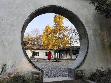 Suzhou, Çin - 5 Aralık 2023: Tiger Hill 'deki sahne veya Çin' in Suzhou kentindeki Huqiu. Burası doğal çevresi ve tarihi yerleriyle tanınan bir turizm beldesi.
