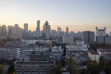 Nanjing, China- 2 Aralık 2023: Nanjing 'de şehrin ufuk çizgisi ile gün doğumu anı. Nanjing, Çin 'in doğusunda Jiangsu eyaletinin başkentidir.