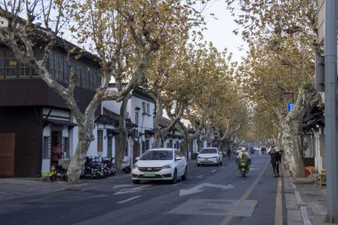 Suzhou, Çin - 6 Aralık 2023: Sonbahar sezonu sırasındaki Suzhou Caddesi manzarası. Suzhou, Jiangsu ilinin güneydoğu kıyısında yer alan büyük bir şehirdir.