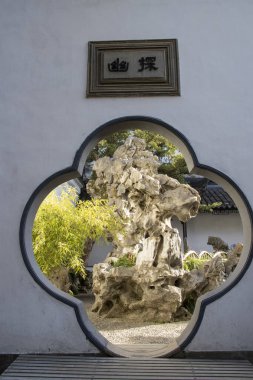 Suzhou, Çin - 7 Aralık 2023: Çin 'deki Lion Grove Garden' ın içindeki güzel kayalar. Diğer klasik Suzhou bahçeleri UNESCO olarak tanınır.