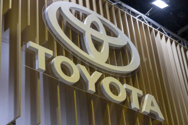 Singapur-12 Ocak 2024: Tahta duvarda Toyota logosu. Toyota Motor Corporation, çok uluslu bir Japon otomotiv üreticisi.