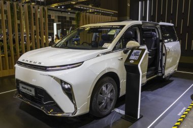 Singapur-12 Ocak 2024: 2024 Singapur Motor Show 'un Maxus arabası. Bu, Singapur 'un en büyük ve simgesel yıllık otomobil etkinliğidir.