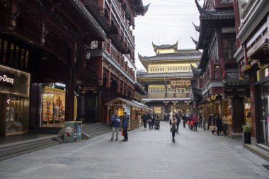 Şangay, Çin - 4 Aralık 2023: Yuyuan Eski Caddesi 'ndeki Şangay Yuyuan iş bölgesi. Yuyuan Old Street antik Çin 'e bir bakış açısı sunuyor..