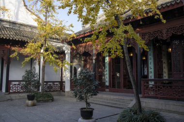 Suzhou, Çin - 7 Aralık 2023: Çin 'in Suzhou kentindeki Lion Grove Garden' da sonbahar manzarası. Diğer klasik Suzhou bahçeleri UNESCO olarak tanınır.