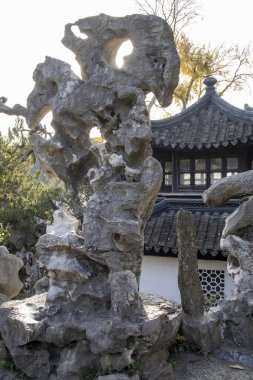 Suzhou, Çin - 7 Aralık 2023: Çin 'deki Lion Grove Garden' ın içindeki güzel kayalar. Diğer klasik Suzhou bahçeleri UNESCO olarak tanınır.
