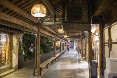 Wuzhen, Çin-28 Kasım 2023: Doğu Çin 'in Zhejiang Eyaleti' ndeki Wuzhen nehir kasabasının gece manzarası. Kuzey Zhejiang Eyaleti 'nde tarihi bir kasabadır.
