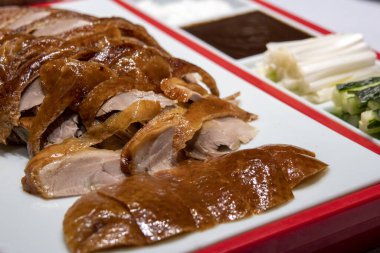 Pekin ördeği, Çin usulü kızarmış ördek yanında da hoisin sosu, krep, salatalık ve taze soğan..