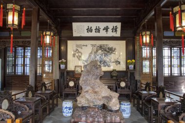 Suzhou, Çin - 7 Aralık 2023: Çin 'in Suzhou kentindeki Lion Grove Garden' ın içindeki güzel eski mimari. Diğer klasik Suzhou bahçelerinde UNESCO Dünya Mirası olarak tanınır..