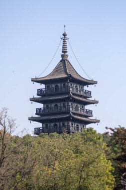 Jiaxing, Çin-28 Kasım 2023: Hou Gu Pagoda Güney Jiaxing Gölü, Çin. Güney Gölü 'nün batı tarafında yer almaktadır..