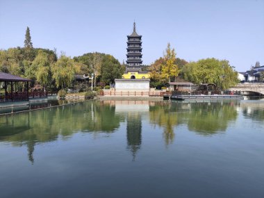 Jiaxing, Çin-28 Kasım 2023 Jiaxing Güney Gölü manzaralı güzel bir yer. Su manzarasının tadını çıkarmak, geleneksel Çin mimarisi ve sanat eserlerine hayran olmak için bir yer.