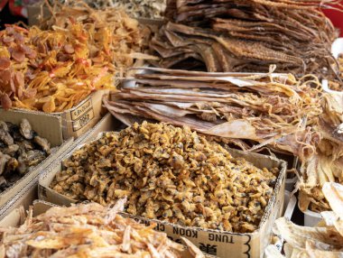 Singapur - 29 Aralık 2023: Kurumuş deniz ürünleri pazarı Singapur 'da kurutulmuş mürekkep balığı ve balık veya deniz ürünü satmak