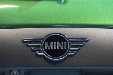 Singapur-12 Ocak, 2024: MINI Cooper otomobil bayii tabelası ve logosu. MINI Cooper, BMW tarafından üretilen bir markadır.,