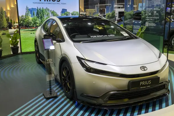 Singapur-12 Ocak 2024: Toyota Prius Singapur Motor Show 2024. Toyota Motor Corporation, çok uluslu bir Japon otomotiv üreticisi.