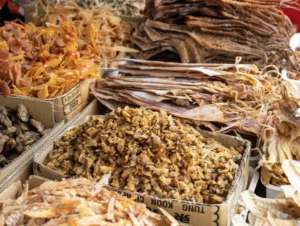 Singapur - 29 Aralık 2023: Kurumuş deniz ürünleri pazarı Singapur 'da kurutulmuş mürekkep balığı ve balık veya deniz ürünü satmak