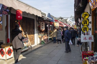 Şangay, Çin - 3 Aralık 2023: İnsanlar Şangay 'daki Xinchang Antik Kasabası' nı ziyaret ediyor. Xinchang, 800 yıllık geçmişi olan küçük bir su kasabasıdır..