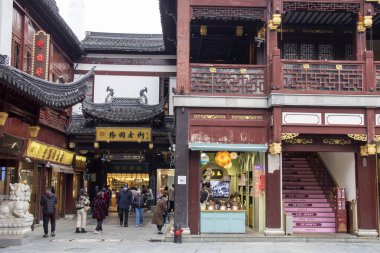 Şangay, Çin - 4 Aralık 2023: Yuyuan Eski Caddesi 'ndeki Şangay Yuyuan iş bölgesi. Yuyuan Old Street antik Çin 'e bir bakış açısı sunuyor..