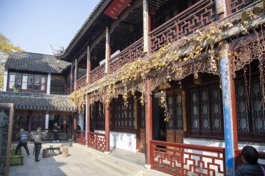 Suzhou, Çin - 5 Aralık 2023: Turistler Çin 'in Suzhou kentindeki Hanshan Si tapınağını ziyaret ettiler. Hanshan Si Tapınağı Suzhou 'nun en büyük simgelerinden ve en aktif Budist tapınaklarından biridir.