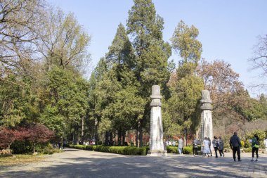 Nanjing, Çin - 1 Aralık 2023: Ming Hanedanlığı 'nın Xiaoling Anıtmezarını ziyaret eden turistler. Çin 'de var olan en büyük imparatorluk anıtlarından biridir.