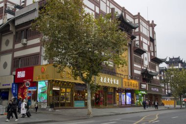 Şangay, Çin - 4 Aralık 2023: Yuyuan Eski Caddesi 'ndeki Şangay Yuyuan iş bölgesi. Yuyuan Old Street antik Çin 'e bir bakış açısı sunuyor..