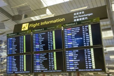 Singapur-27 Kasım, 2023: Singapur Changi Havalimanı kalkış çizelgesi olan terminali. Changi Havalimanı Asya 'nın en yoğun havaalanlarından biridir..