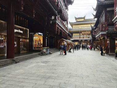 Şangay, Çin - 4 Aralık 2023: Yuyuan Eski Caddesi 'ndeki Şangay Yuyuan iş bölgesi. Yuyuan Old Street antik Çin 'e bir bakış açısı sunuyor..