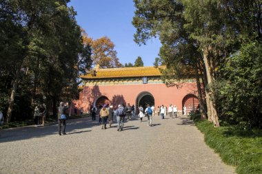 Nanjing, Çin-1 Aralık 2023: Turistler Ming Xiaoling, Nanjing 'e Wen Wu Fangmen giriş kapısından girerler. Wenwu Fangmen, Ming Xiaoling mozolesinin ilk kapısı.