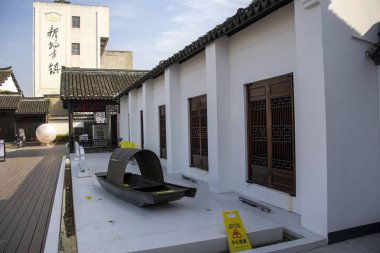 Şangay, Çin - 3 Aralık 2023: Pudong Bölgesi, Şangay, Çin 'deki Xinchang Antik Kasabası' ndaki eski geleneksel mimari binalar.