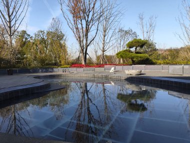 Nanjing, Çin - 1 Aralık 2023: Çin 'deki Nanjing otelinde sonbahar manzaralı açık kaynak havuzu. - Evet. Nanjing 'de Tangshan Kaplıcaları' nın keyfini çıkarmak için boş ve rahatlatıcı bir gezi.