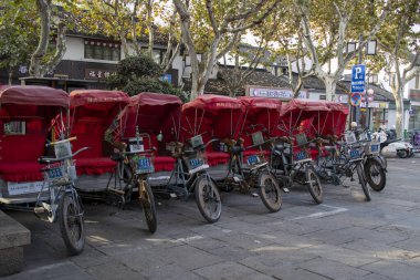 Suzhou, China- 5 Aralık 2023: Çin Suzhou, Çin 'de üç tekerlekli bisiklet. Suzhou, Çin 'in doğusunda, Jiangsu eyaletinin güneydoğusunda yer alan büyük bir şehirdir..