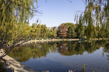 Nanjing, Çin - 2 Aralık 2023: Nanjing 'deki Xuanwu Gölü' nün sonbahar dönemi görüntüsü. Xuanwu Gölü, Çin tarafından korunan güzel manzaralı bir yerdir.