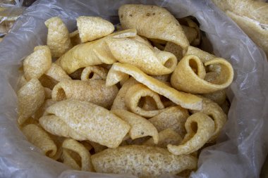 Şangay 'daki geleneksel markette kızarmış domuz derisi satılıyor..