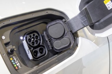 Elektrikli bir arabanın şarj portu.