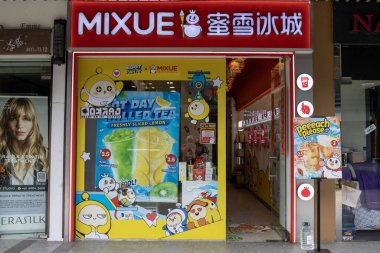 Singapur - 11 Şubat 2024: dondurma ve Çin 'den tatlı işi karışımı. Mixue Ice Cream & Tea, Çin 'de bulunan bir dondurma ve buzlu çay zinciri serisidir. 