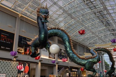 Singapur-10 Şubat 2024: Çin Yeni Yılı sırasında Marina Körfezi Kumları 'nda görkemli turkuaz ejderhalar sergilenmektedir. 2024 yılı Ejderha Yılı.