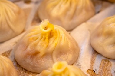 Xiao Long Bao 'nun yakın çekimi bambu sepetinde domuz etli börek.