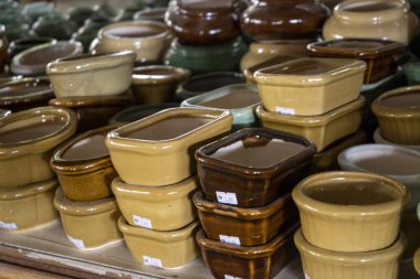 Sergilenen yerel bir el sanatları dükkanından renkli çömlekler