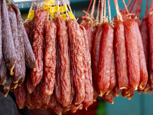 Singapur Çin Mahallesi 'nde satılık Çin sosisleri. Çin sosisinin eşsiz bir tadı var. Tatlı ve lezzetli bir karışım..