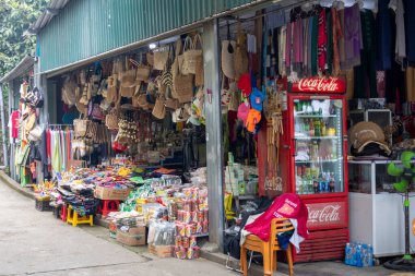Hue, Vietnam- 28 Şubat 2024: Hue Vietnam 'da yol kenarındaki hediyelik eşya deposu.